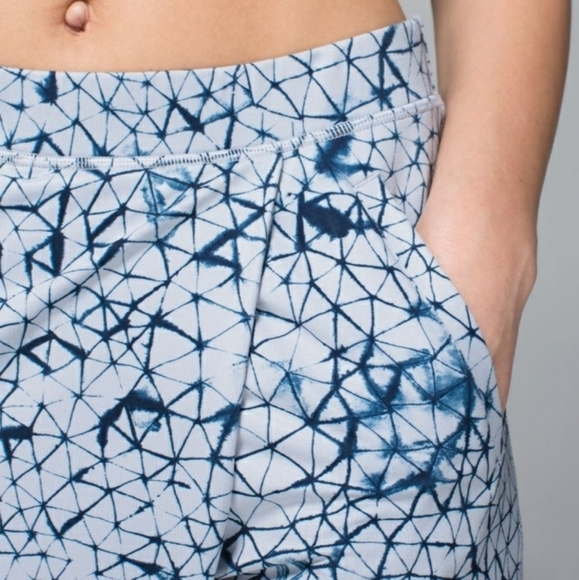 Lululemon Blue Yoga Crop Size 8 Retreat Yogi - Picture 3 of 5